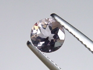 Petschite / violet Skapolite 0,53 Ct. round Tanzania