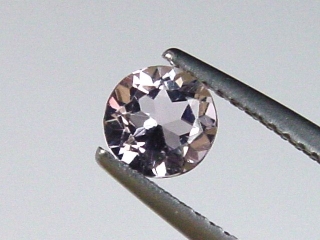 Petschite / violet Skapolite 0,59 Ct. round Tanzania