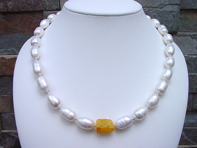 Baroque Pearl necklace with Amber