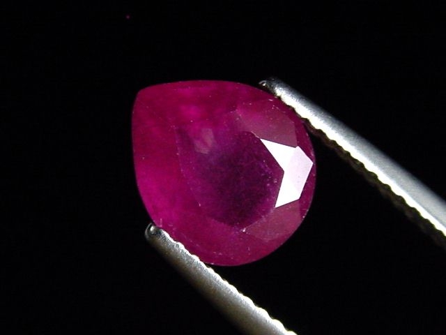 Ruby 3,34 Ct. pear - fine red pink - treated