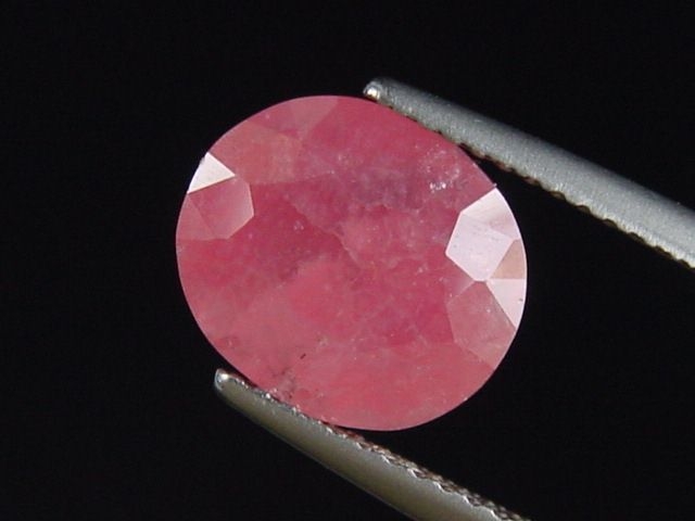 Rhodonite 3,92 Ct. oval - Minas Gerais, Brazil