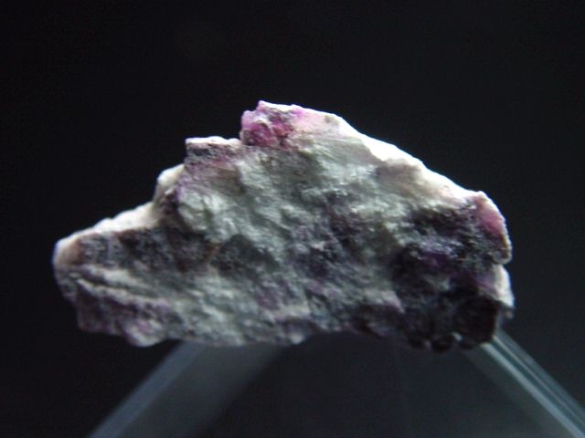 Sugilite specimen 29 mm - Wessels mine, Kuruman, Southafrica