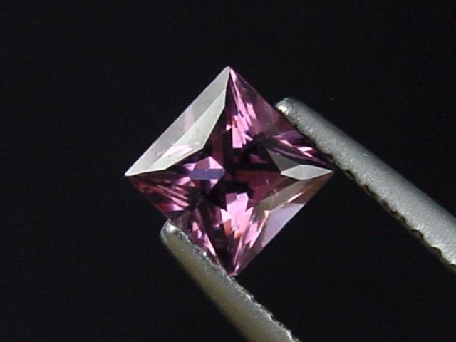 Spinell 0,66 Ct. Carree 5 x 5 mm Sri Lanka