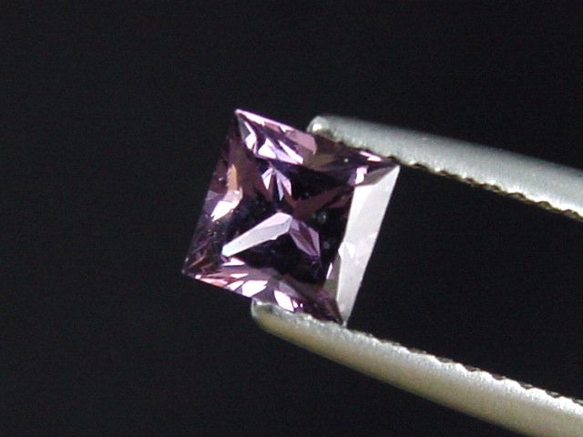 Spinell 0,74 Ct. Carree 5 x 5 mm Sri Lanka