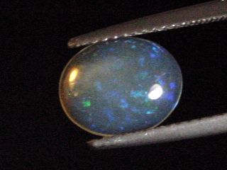 Opal / Edelopal 1,30 Ct. buntes Farbenspiel - Oval Cabochon