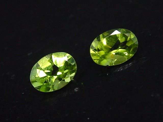 Peridot Paar 1,81 Ct. Oval 7 x 5 mm Sri Lanka