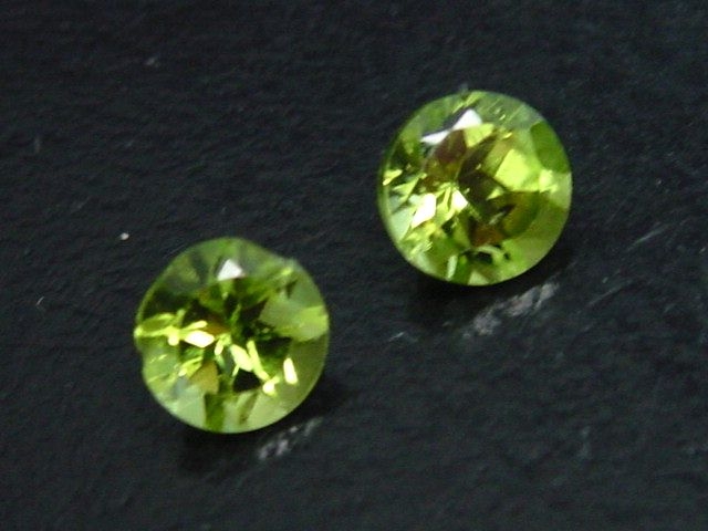 Peridot pair 2,00 Ct. round B-quality