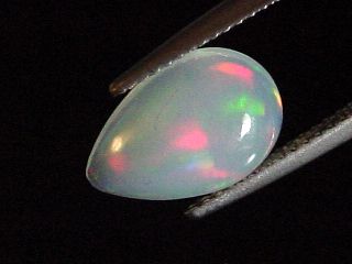 Opal / Edelopal 1,98 Ct. buntes Farbenspiel - Tropfen Cabochon