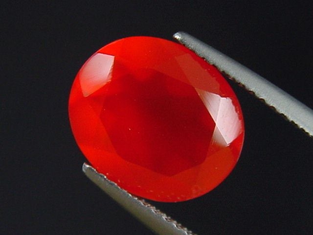 Carnelian 3,73 Ct. glowing orangered oval India