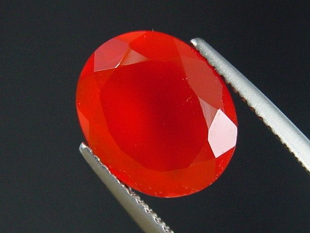 Carnelian 3,76 Ct. glowing orangered oval India