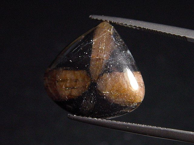 Chiastolith 11,83 Ct. Tropfen Cabochon Australien