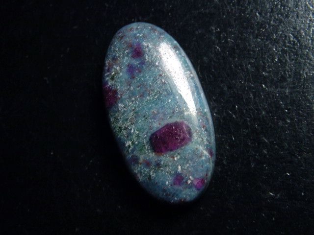 Rubin in Kyanit / Disthen 37,38 Ct. Oval Cabochon