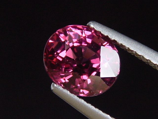 Rhodolit Granat 2,28 Ct. feines Rotviolett 8 x 6,5 mm Oval