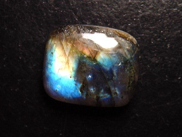 Labradorite 27,73 Ct. cabochon