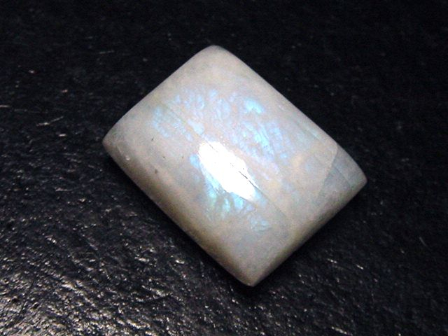 Rainbow moonstone 13,59 Ct. cabochon