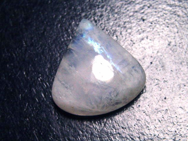 Rainbow moonstone 17,76 Ct. cabochon