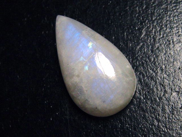 Rainbow moonstone 14,50 Ct. cabochon