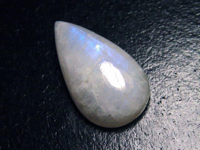 Rainbow moonstone 14,50 Ct. cabochon