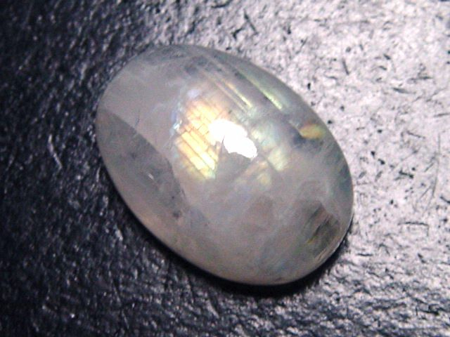 Rainbow moonstone 17,50 Ct. cabochon