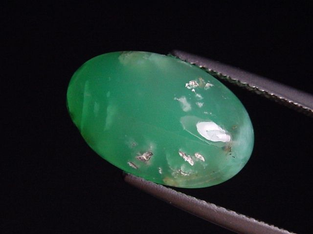 Chrysoprase 6,41 Ct. oval cabochon Brazil