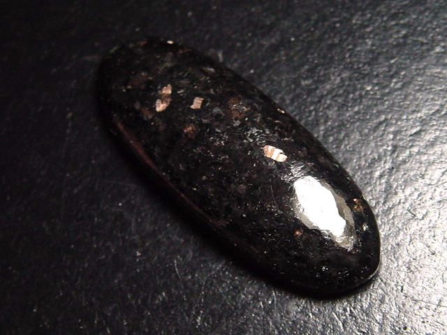 Bronzite 36,60 Ct. oval cabochon with fine shimmer