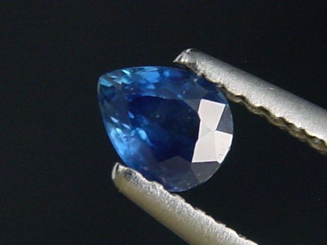 Blauer Saphir 0,44 Ct. Tropfen 5 x 4 mm Sri Lanka