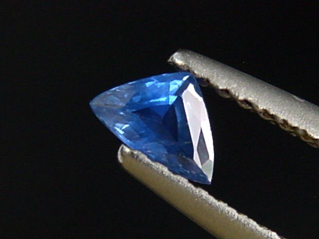 Blauer Saphir 0,28 Ct. Trilliant 5 x 3,5 mm Sri Lanka