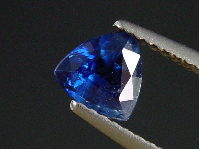 Kyanit / Disthen 0,98 Carat feines Blau Trillant