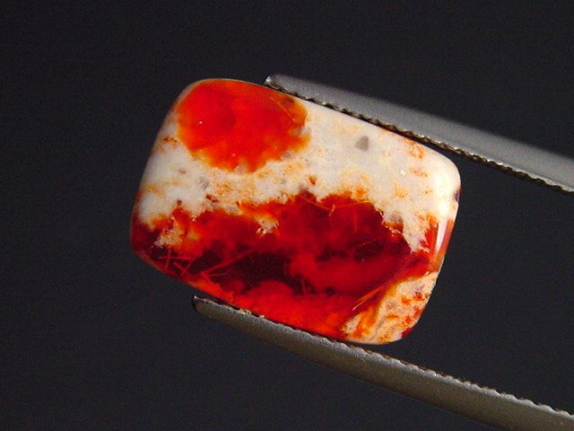 Feueropal 3,05 Ct. Kissen Cabochon