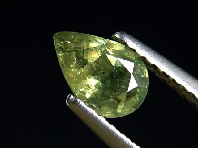 Demantoid Granat 0,77 Ct. Tropfen - Namibia