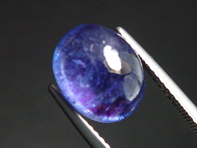 Tansanit 4,89 Ct. Spitzenfarbe 11 x 9 mm Oval Cabochon