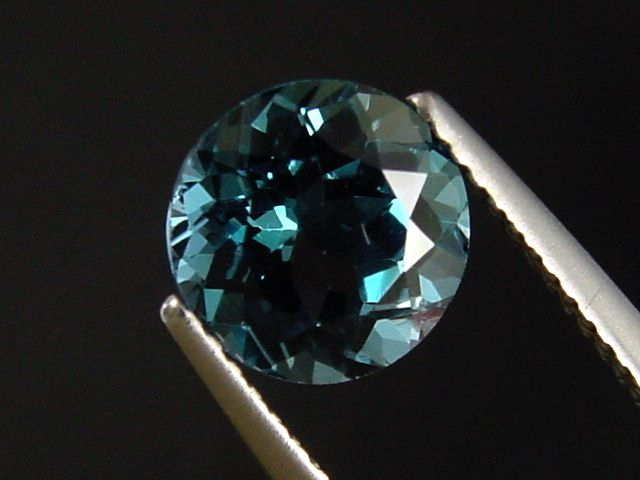 Topaz 2,64 Ct. fine London blue treated 8 mm round