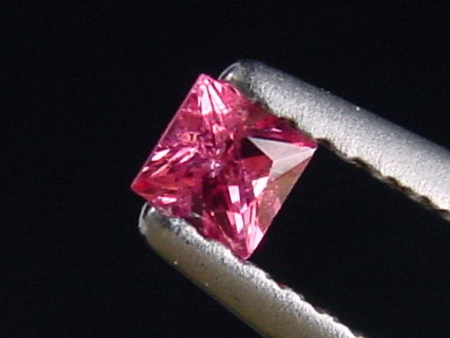 Rosa Spinell 0,16 Ct. 2,5 x 2,5 mm Carree Tansania