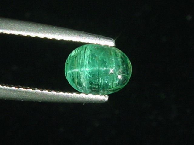 Smaragd Katzenauge 0,78 Ct. Oval Cabochon Kolumbien