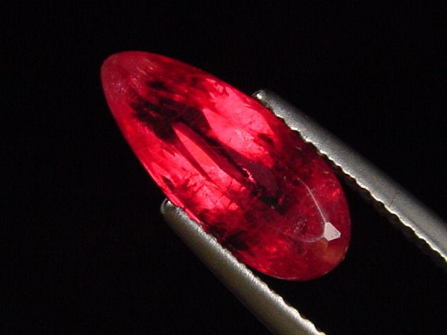 Rhodonit 2,72 Ct. Kirschrot Tropfen - Minas Gerais, Brasilien