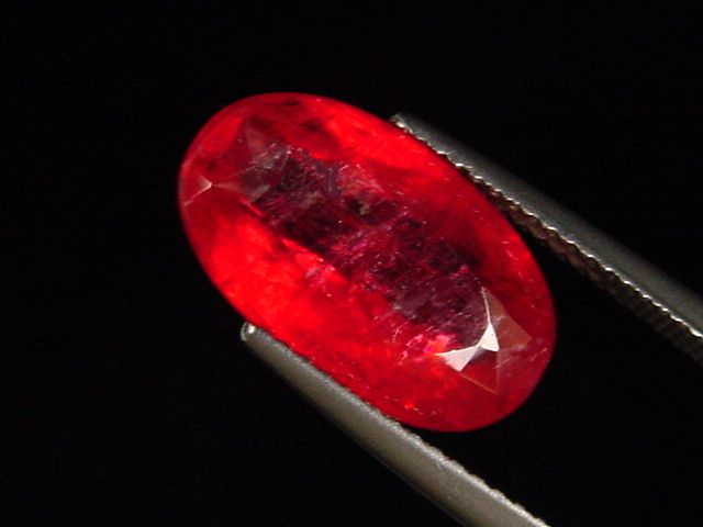 Rhodonit 6,23 Ct. Kirschrot Oval - Minas Gerais, Brasilien