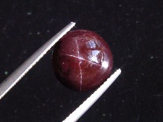 Sterngranat 8,66 Ct. 4-strahliger Stern Cabochon Indien fein