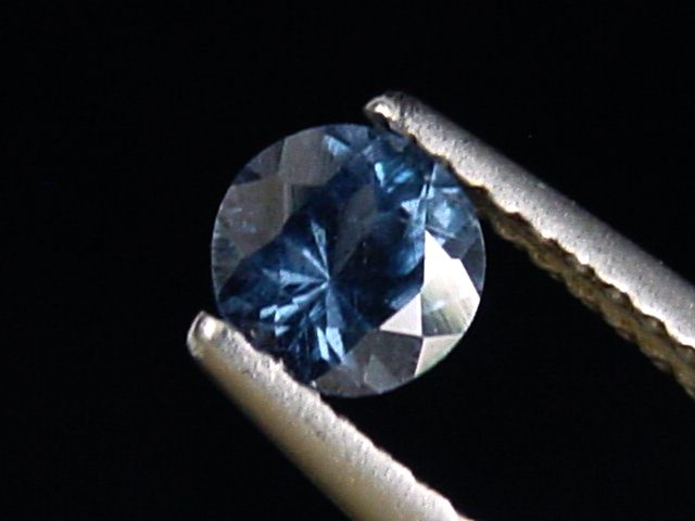 Blauer Spinell 0,52 Ct. Rund 5 mm Tansania