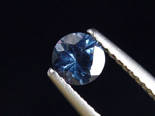 Blauer Spinell 0,52 Ct. Rund 5 mm Tansania