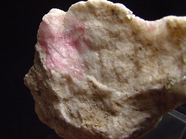 Tugtupite specimen 46 mm - Greenland