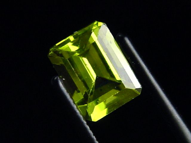 Peridot 1,88 Ct. apple green - 8 x 6 mm octagon Sri Lanka