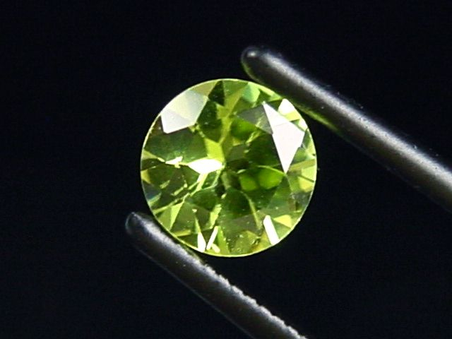 Peridot 0,85 Ct. apple green - 6 mm round Sri Lanka