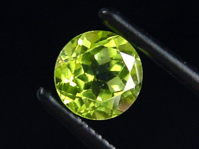 Peridot 1,03 Ct. apple green - 6 mm round Sri Lanka