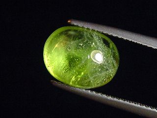 Peridot 6,51 Ct. applegreen - 12 x 9 mm oval cabochon