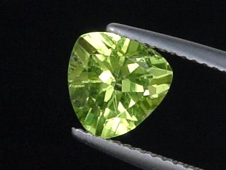 Peridot 1,90 Ct. fine green trillion Sri Lanka