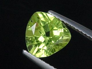 Peridot 1,90 Ct. fine green trillion Sri Lanka