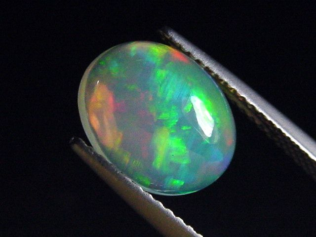 Opal / Edelopal 2,38 Ct. feinste Qualität - 11 x 9 mm Oval Cabochon