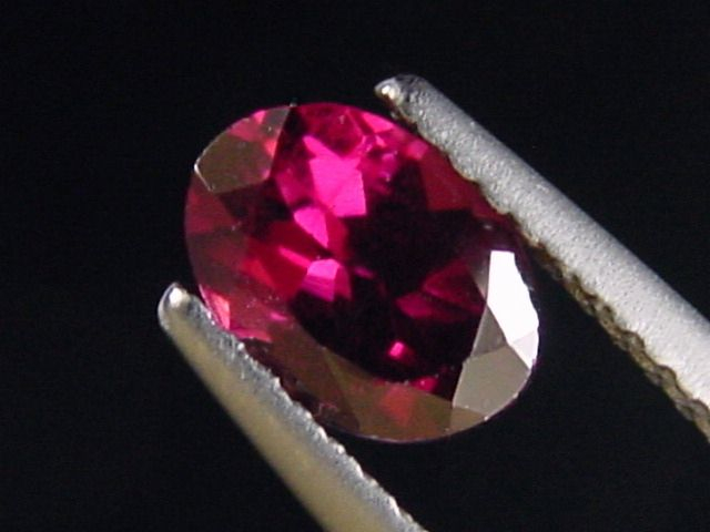 Rhodolit Granat 1,11 Ct. Oval 7 x 5 mm Sri Lanka