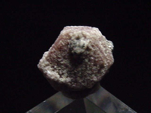 Bixbite / red Beryl with Bixbyite 6 mm crystal - Topaz mountain, Utah, USA