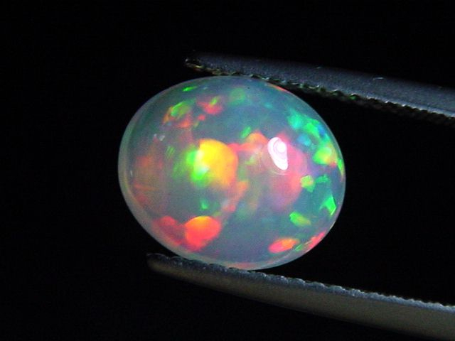 Opal / Edelopal 2,68 Ct. feinste Qualität - 10,5 x 8,5 mm Oval Cabochon